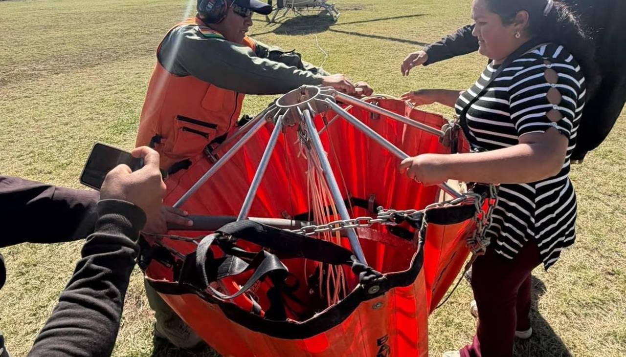 Cochabamba: Sistema Bambi Bucket inicia operaciones para mitigar incendio forestal en Mizque