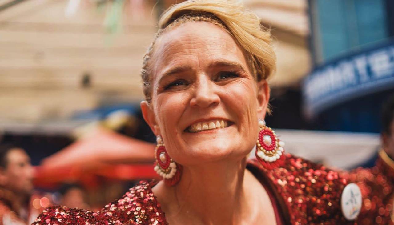 Vestida de caporal, la embajadora de Suecia comparte un emotivo mensaje por el 6 de Agosto