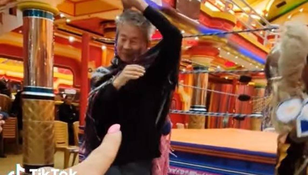 Video: Chingu amiga sorprende a su papá bailando morenada con una cholita