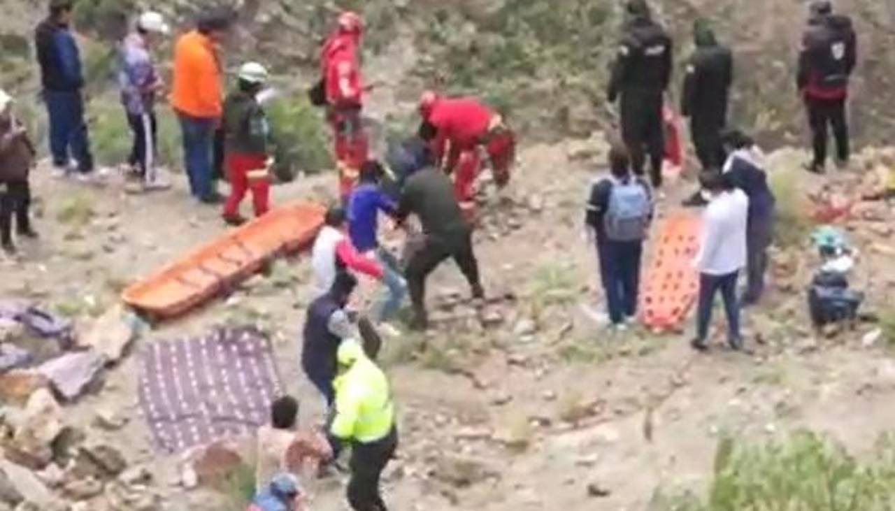 Fatal accidente: Reportan muertos y heridos por la caída de un bus a un barranco en Potosí