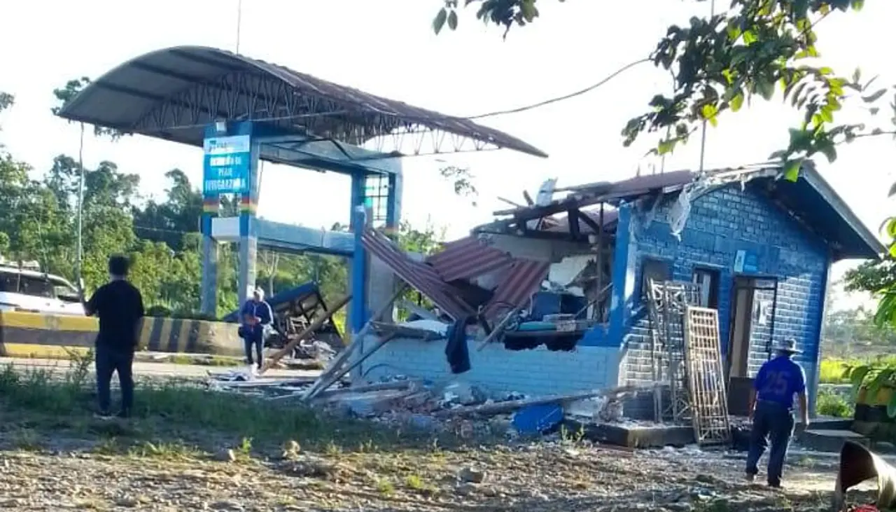 Destrozan una caseta de peajes en el trópico de Cochabamba y viceministro de Transporte anuncia demandas