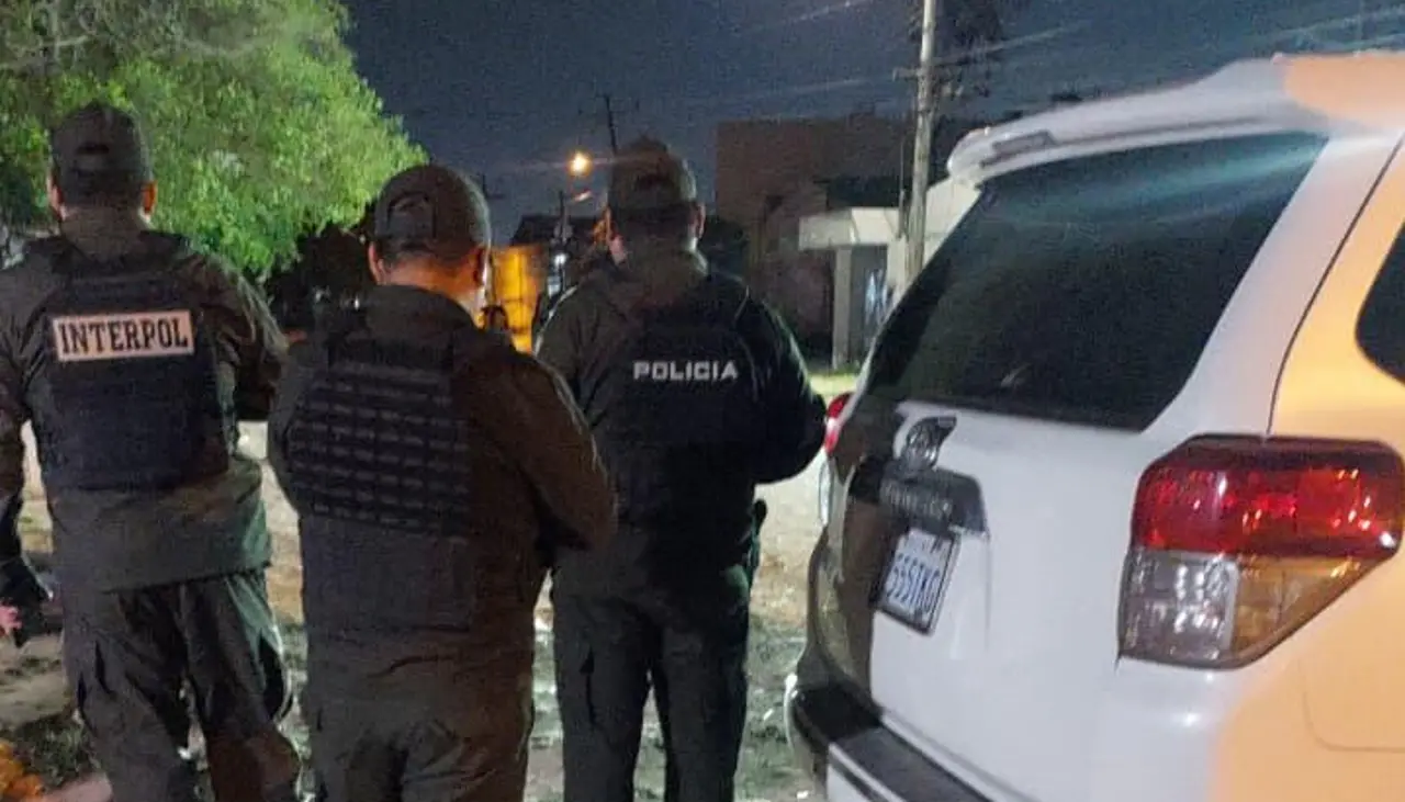 Trasladan a dependencias policiales como testigo a la exesposa de uno de los acribillados en Santa Cruz