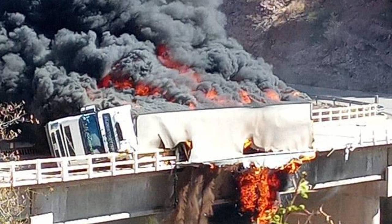 Impactantes imágenes: Camión ardió sobre un puente en Camargo 