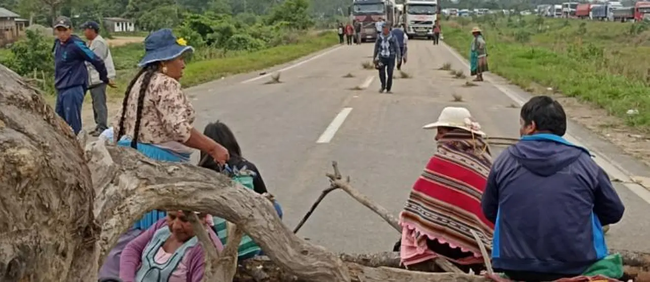 Cochabamba: Comunarios de Villa Tunari bloquean la ruta a Santa Cruz