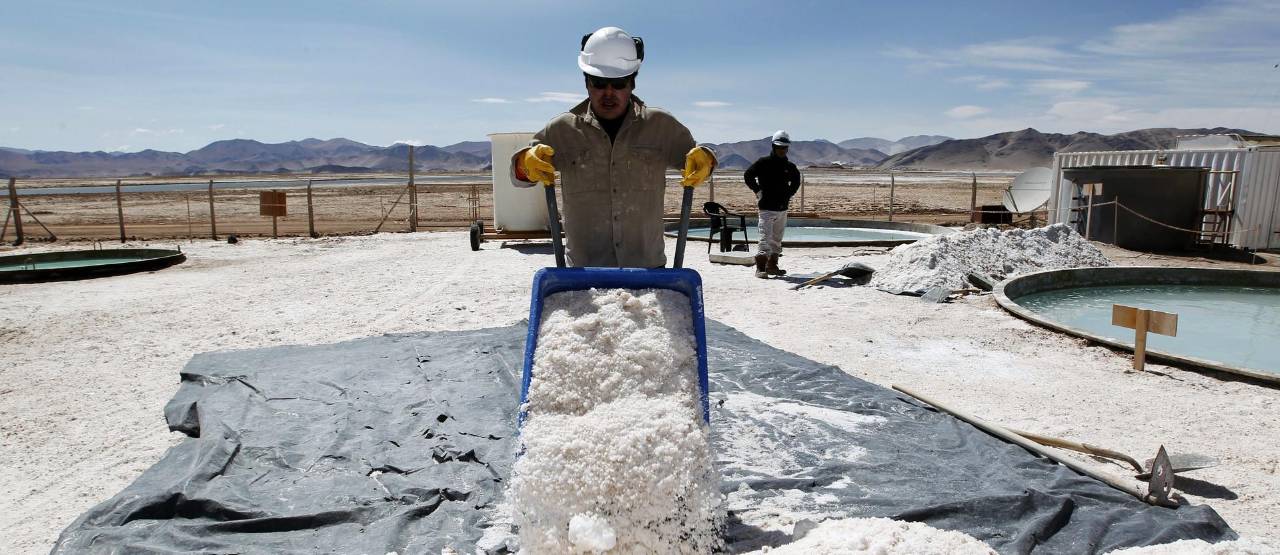 Gobierno dice que aprobar contratos de litio permitirá a Bolivia estar lista cuando el mineral tenga mejor cotización