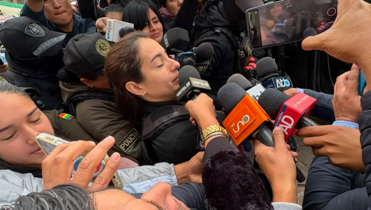 Caso maletas: Laura Rojas fue llevada a la Fiscalía para cumplir con el trámite de arraigo antes de salir de Palmasola