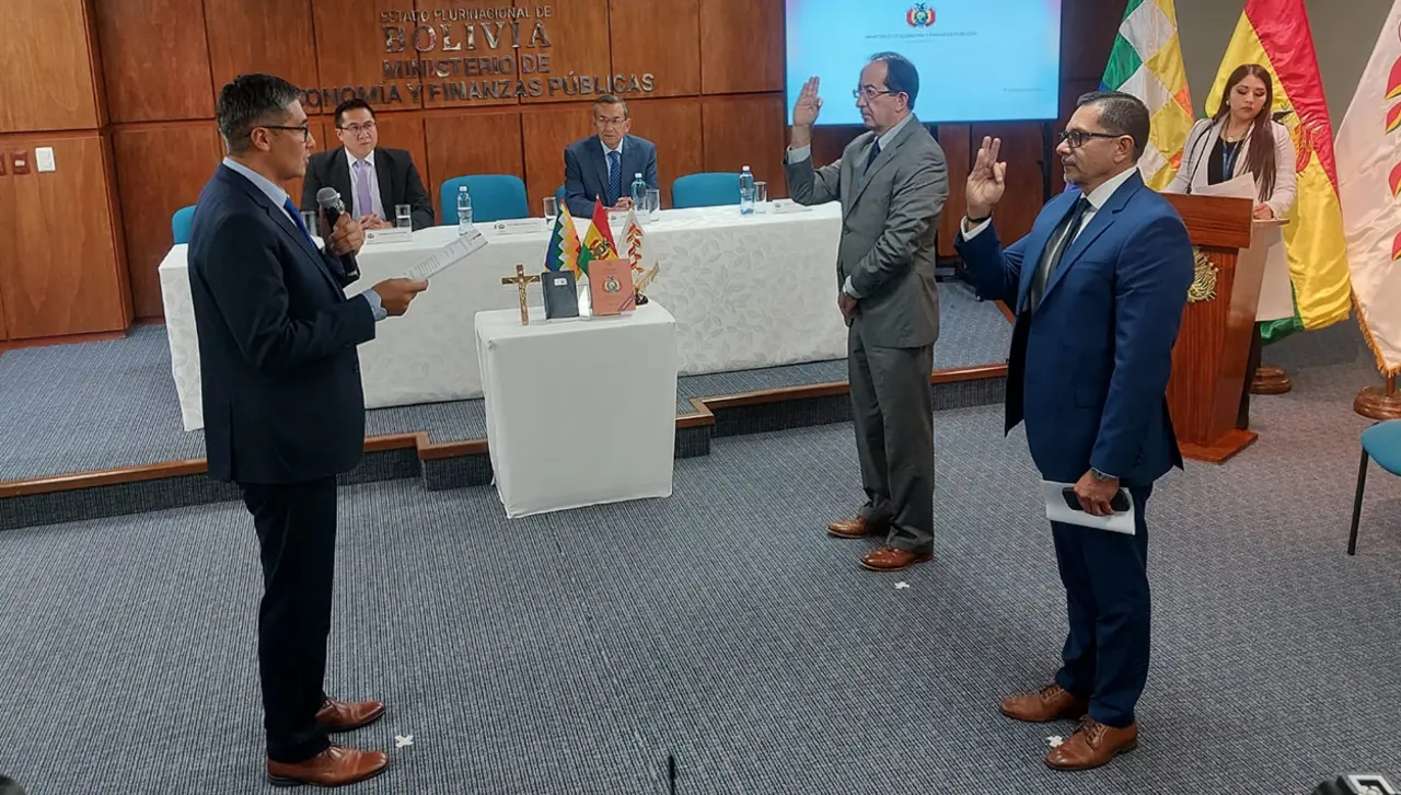 Ministro de Economía posesiona a los máximos ejecutivos de Impuestos y la Aduana Nacional