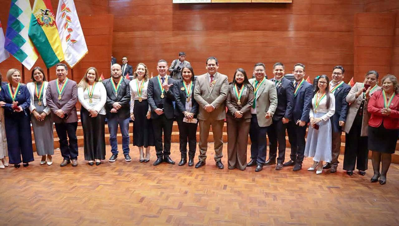 Diputados recibieron distintivos por los actos del 6 de Agosto: “Muchos pidieron más grande y más bañado en oro”, dijo Castro