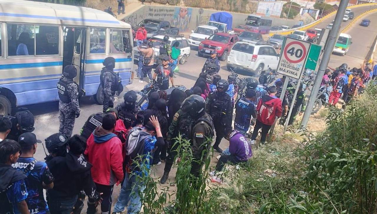 Suman tres decesos en el Carnaval de Sucre: Una volqueta embistió a un motociclista y caen pandilleros 