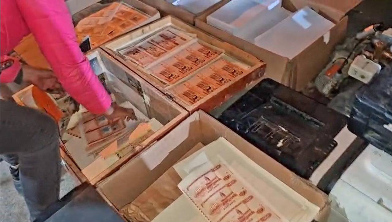 Hallan una “fábrica de billetes falsos” que imprimía bolivianos y dólares, según la Policía
