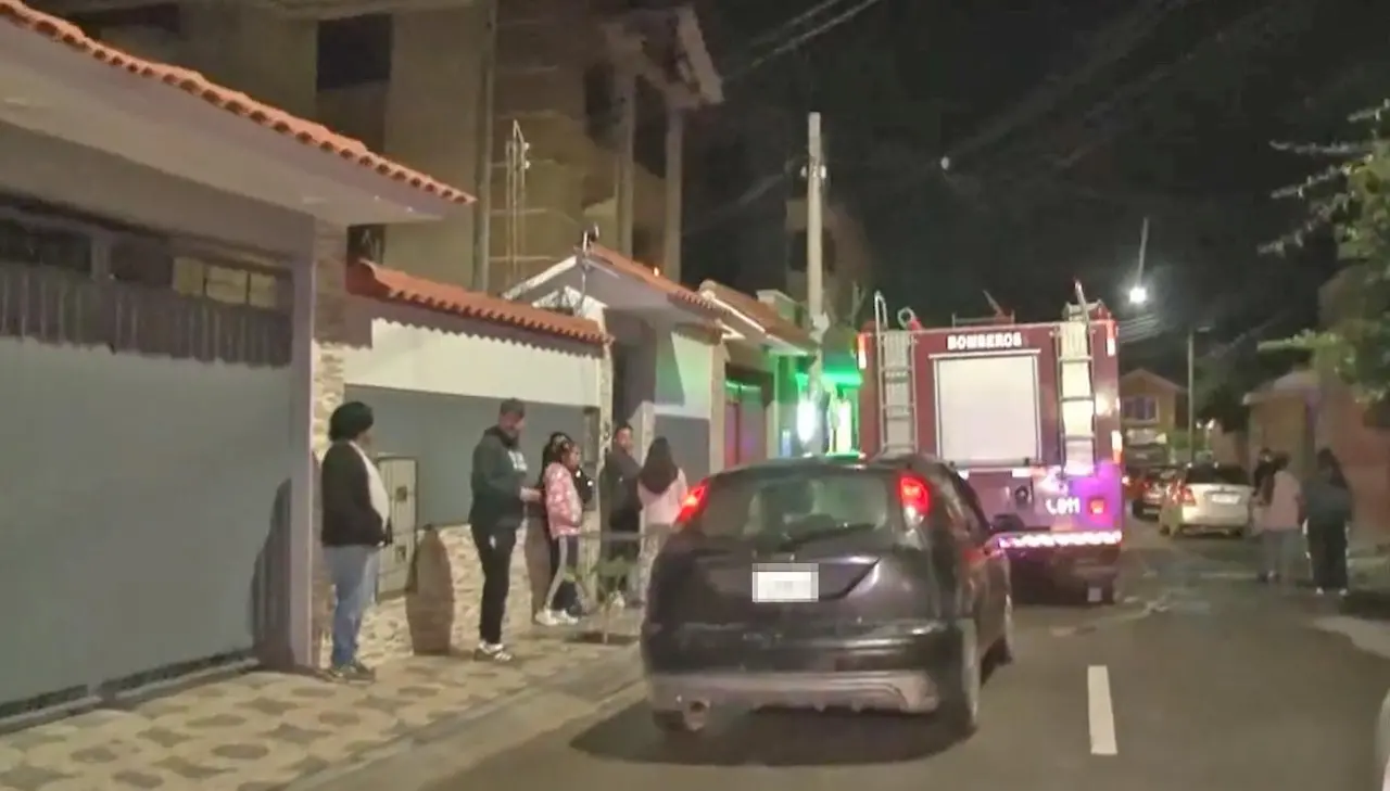 Incendio al interior de una vivienda deja a una persona afectada por la inhalación de humo