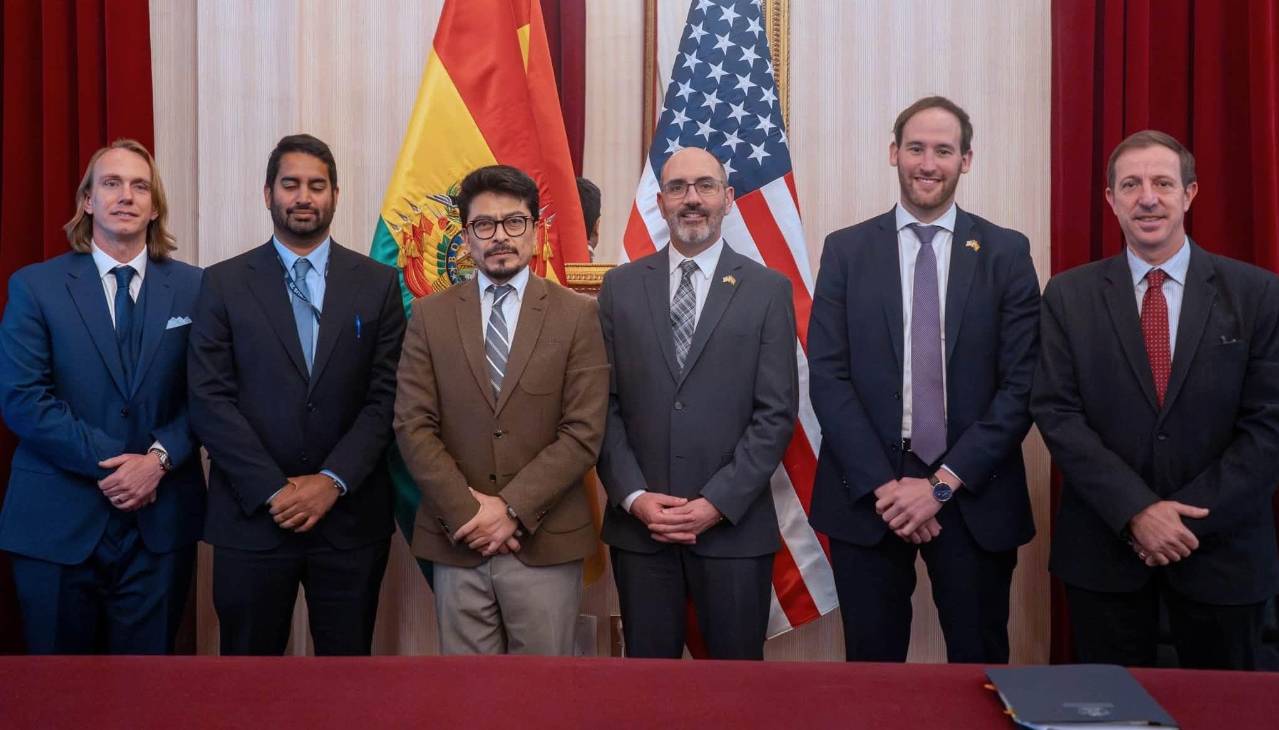 Representante del Senado de EEUU y canciller se reúnen para impulsar nuevas vías de cooperación y seguridad