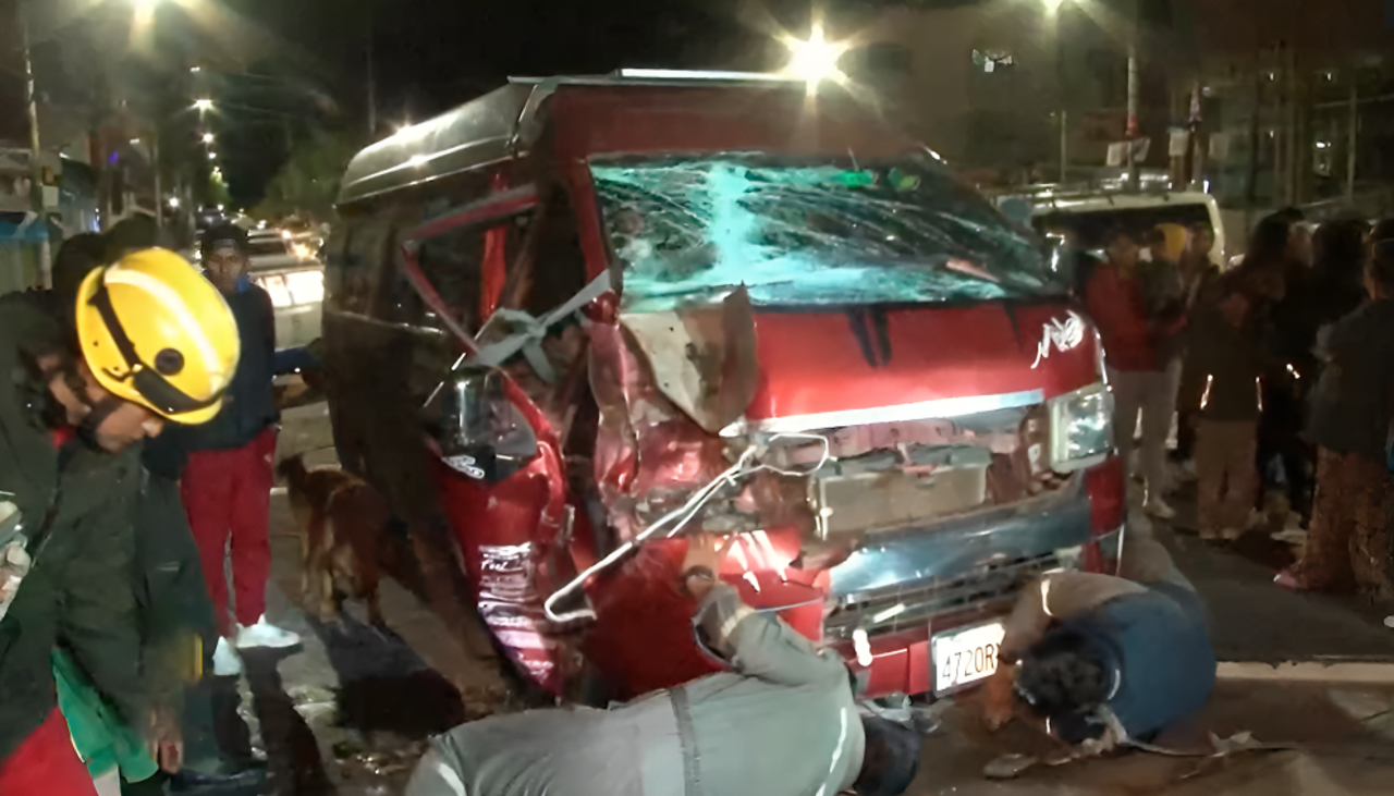 Chofer se da la fuga tras chocar contra un vehículo estacionado y abandona a su acompañante