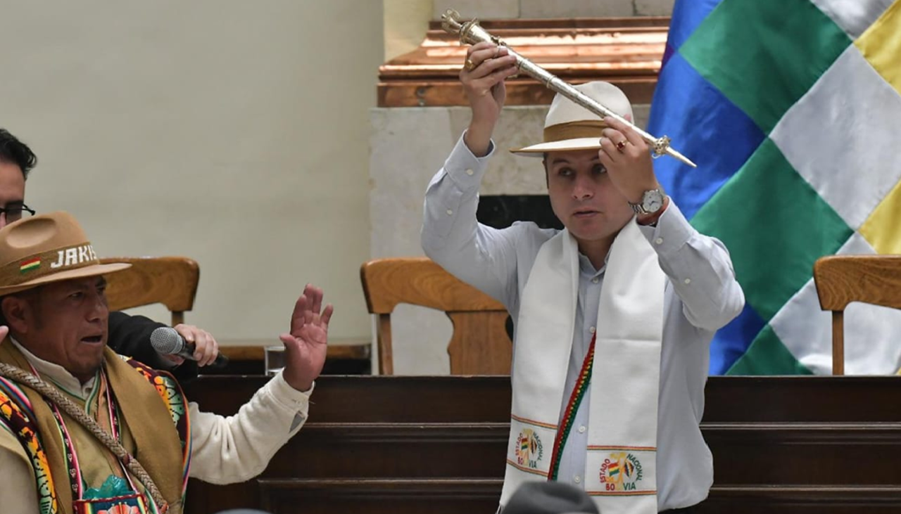 Edmand Lara recibe un bastón de mando, ¿de qué se trata?