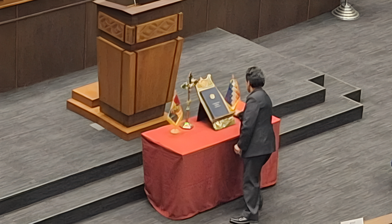 Cámara Baja: Por más de dos tercios, se reponen el crucifijo y la Biblia para el juramento de los diputados