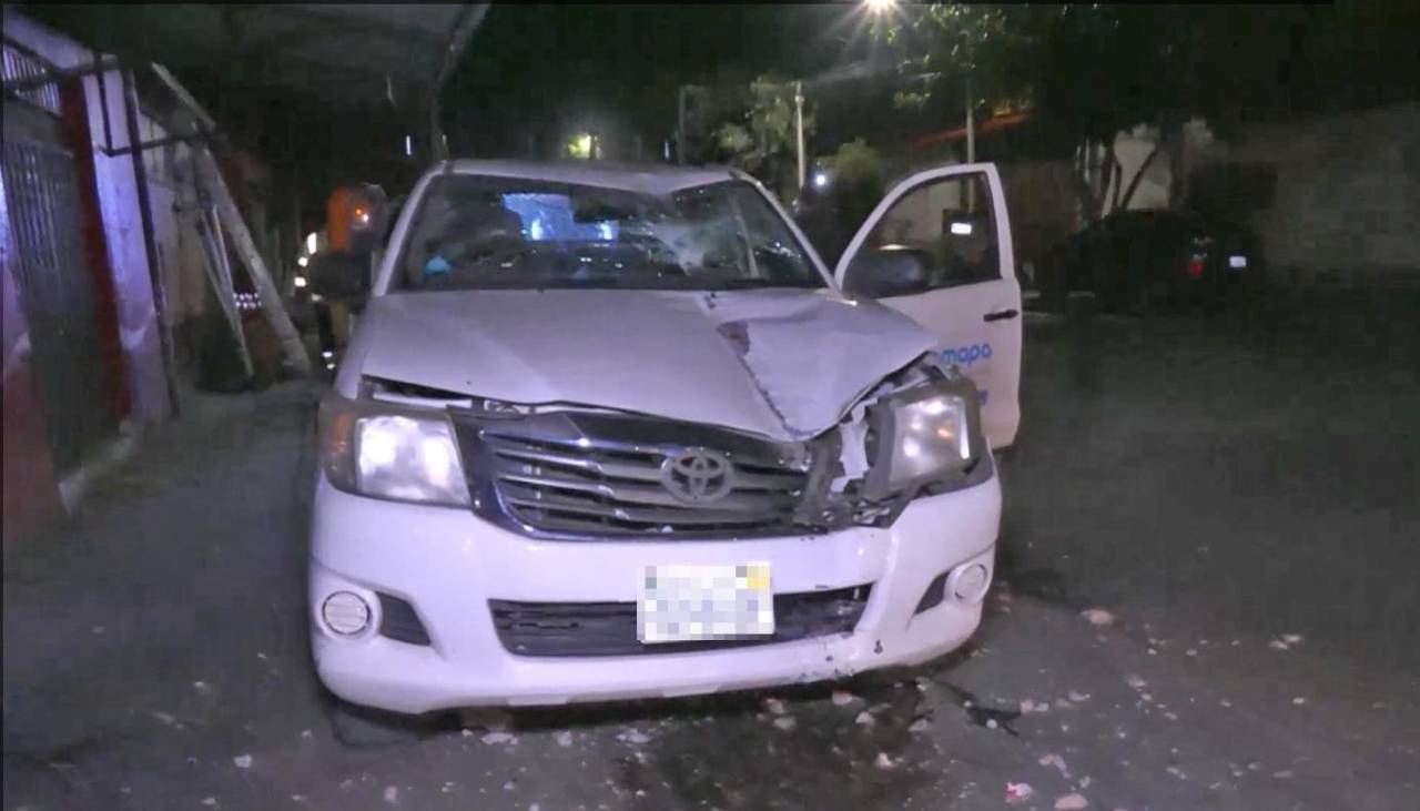 Mujer resulta herida tras chocar un vehículo de Semapa contra un poste de luz