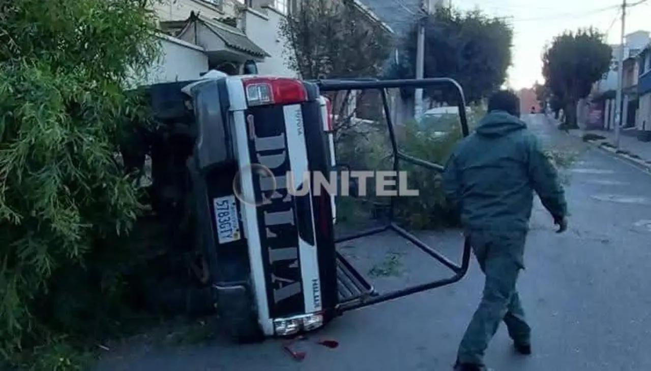 Video: Una patrulla policial choca dos árboles y vuelca en plena avenida