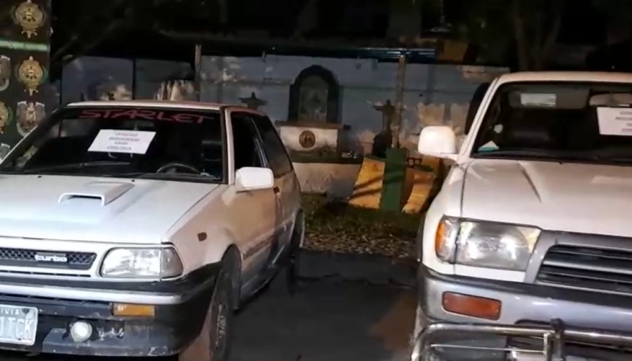 Tres sujetos con antecedentes fueron aprehendidos en Cochabamba por robo de vehículos; Policía recuperó cuatro motorizados 