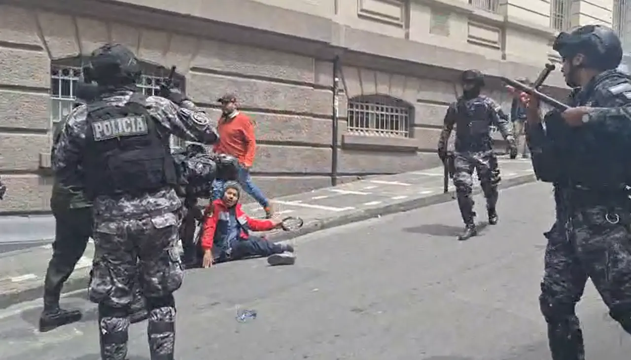 Videos: Así fue el enfrentamiento entre la Policía y marcha de la COB en La Paz