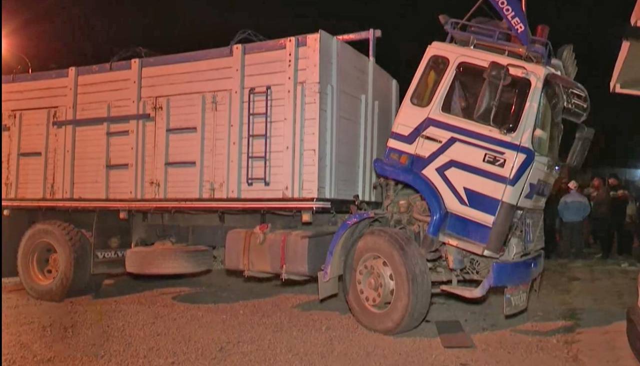 Delincuentes abandonan camión robado con mineral: se presume que se quedaron sin combustible