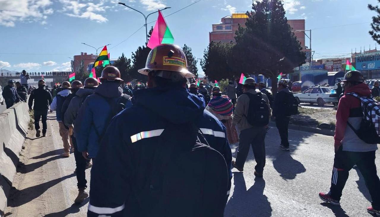 Mineros cooperativistas se movilizan y marchan desde El Alto rumbo al centro paceño