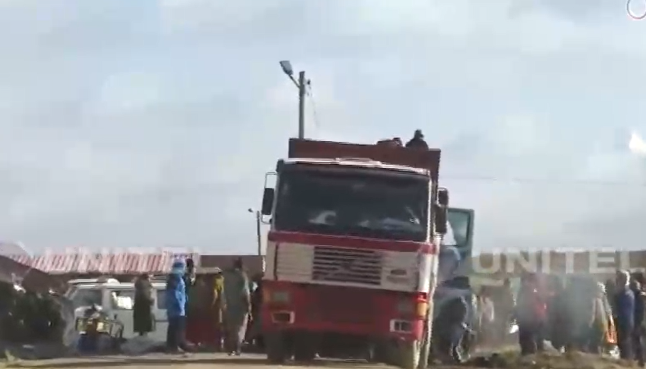 Saquean camión retenido con mercancía de contrabando en la carretera La Paz - Oruro