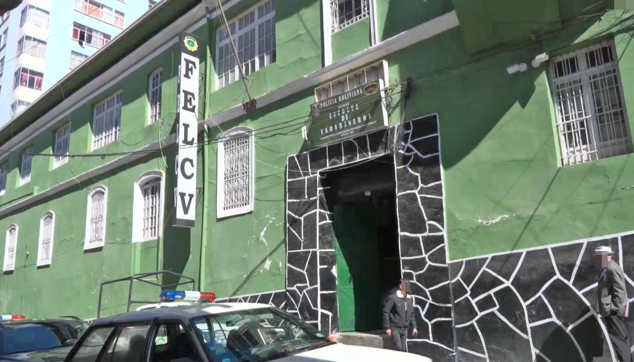 Acusan a un hombre de empujar a su pareja desde una ventana, él declaró que se resbaló