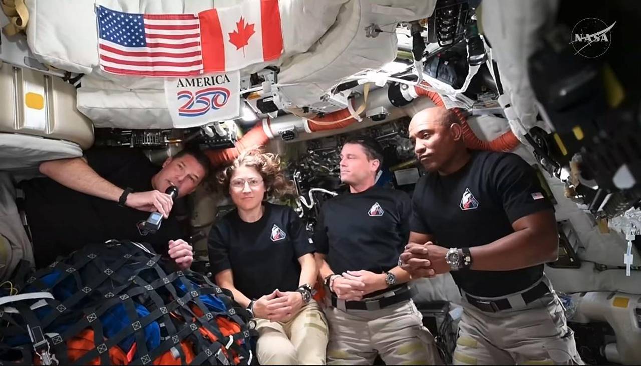 Astronautas de Artemis II relatan a Trump su paso por el lado oscuro de la luna