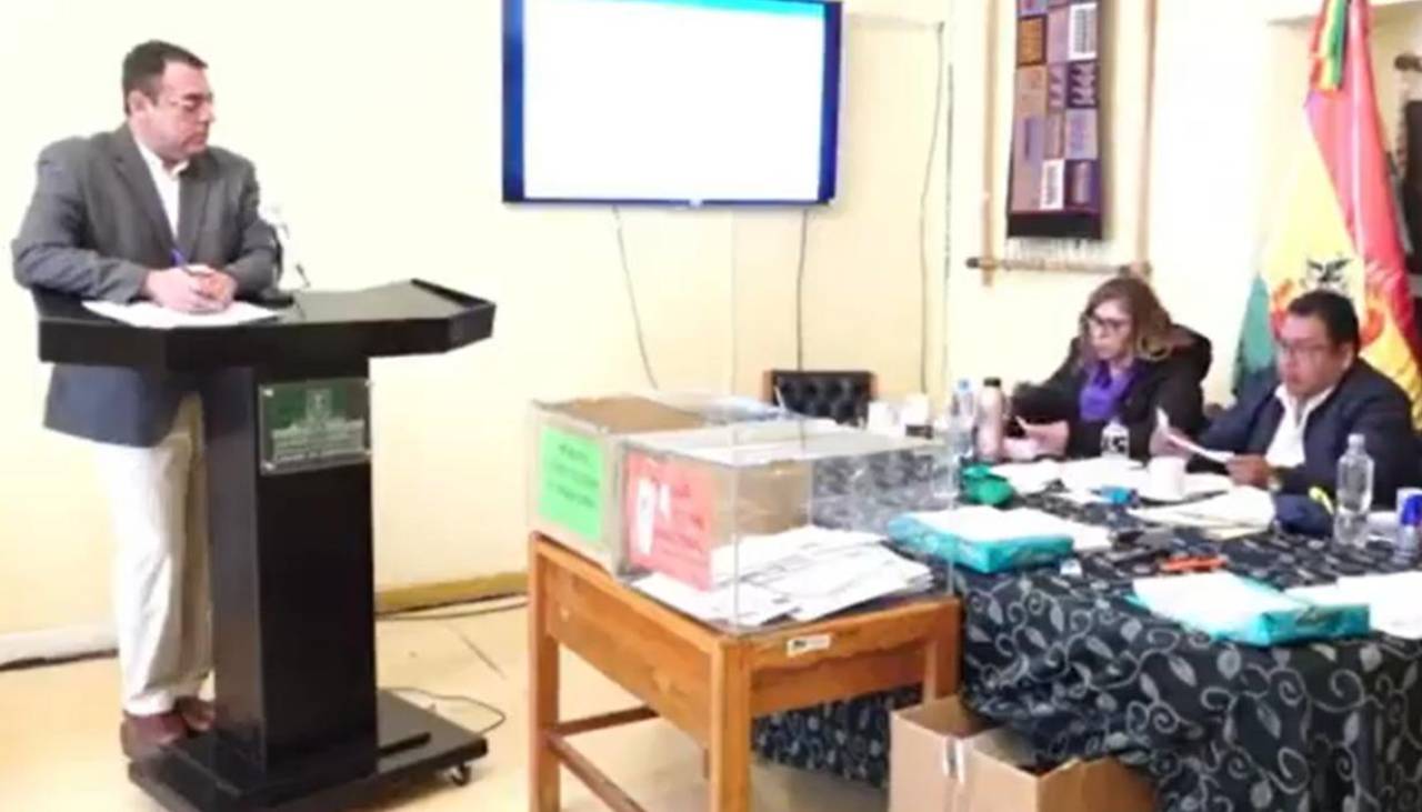 Video: Denuncian que senadora del MAS ayudó a un postulante en examen de las judiciales; ella niega las acusaciones