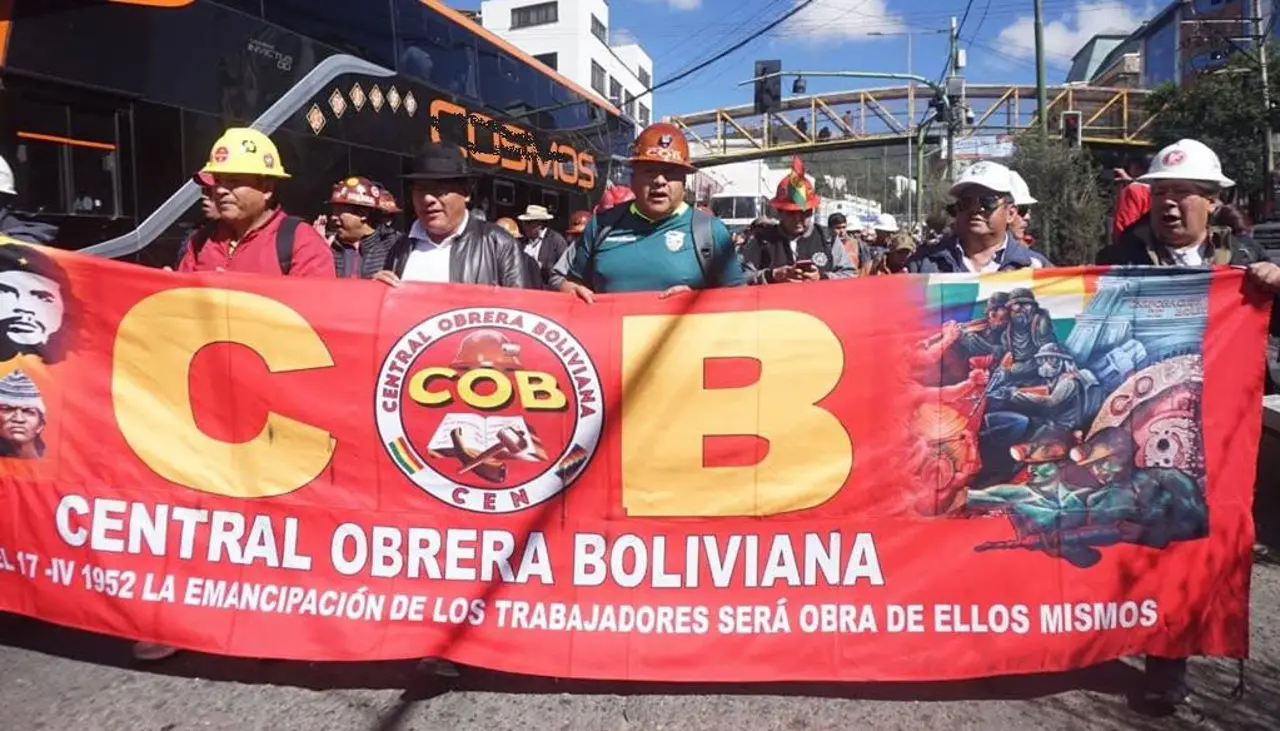 En dos semanas, la COB pasó de demandar un aumento salarial a exigir la renuncia del presidente Rodrigo Paz