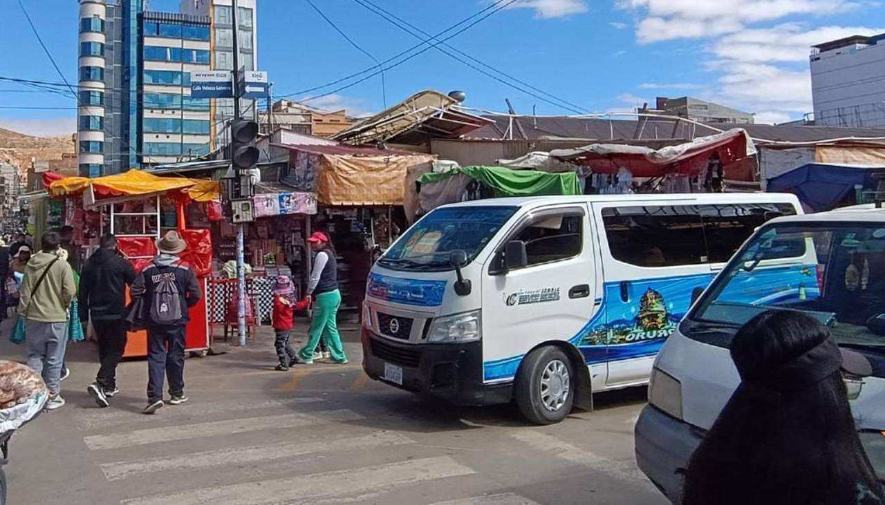 Choferes de Oruro “repliegan” sus vehículos para marchar este miércoles contra el alza del diésel 