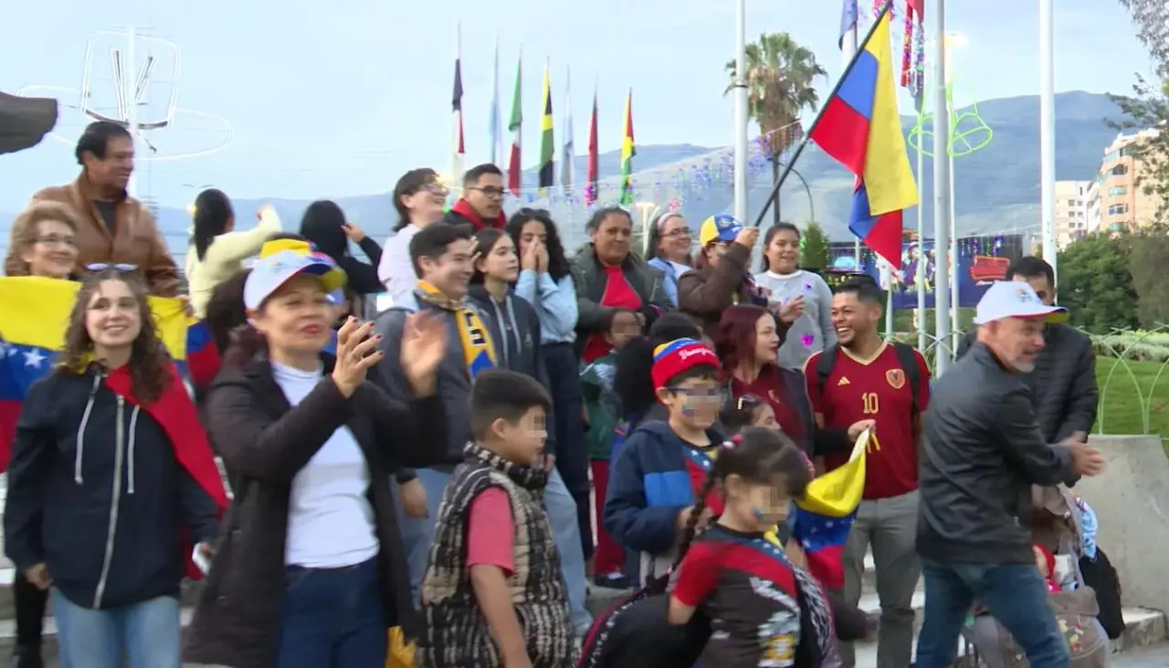Venezolanos que residen en Cochabamba se reunieron en la plaza de las Banderas para celebrar la captura de Maduro