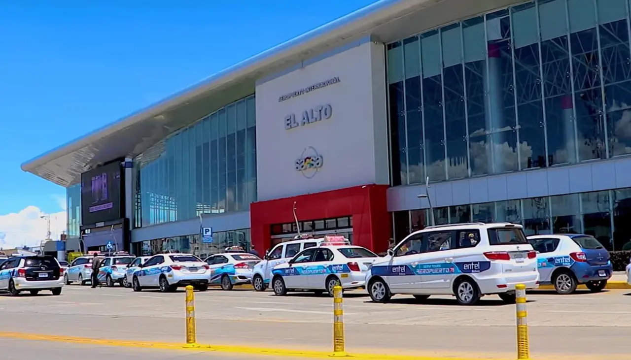Suspenden los vuelos desde y hacia el aeropuerto de El Alto tras el accidente de un avión 