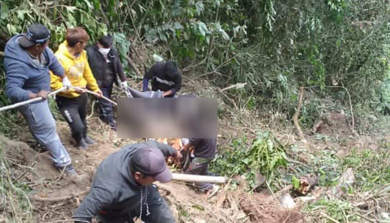 Dos muertos deja la caída de una cisterna a un barranco en una carretera de La Paz 