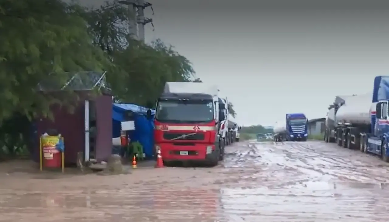 En el inicio de semana persisten largas filas de cisternas en la refinería de Palmasola a la espera de descargar combustible