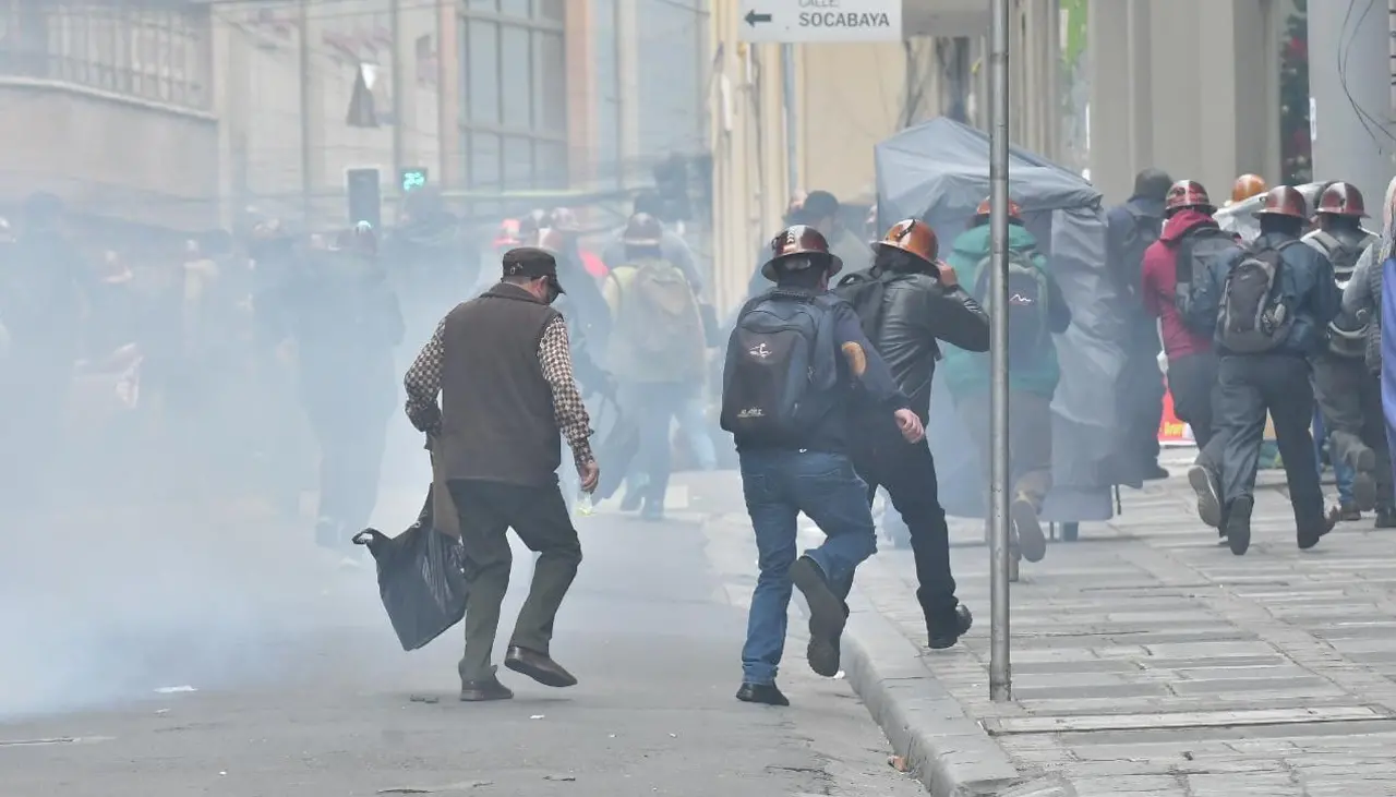 A dinamitazos y con petardos, así marcha la COB en La Paz en rechazo al DS 5503