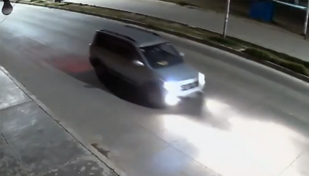 Cinco ladrones robaron una casa de empeño en El Alto; utilizaron un micro y otros dos vehículos para llevarse los bienes