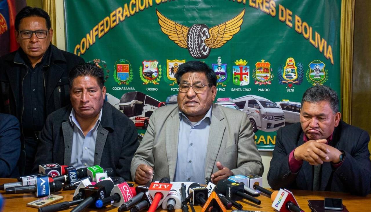 Choferes de Bolivia rechazan la eliminación de la subvención al diésel y definirán medidas este martes en Santa Cruz