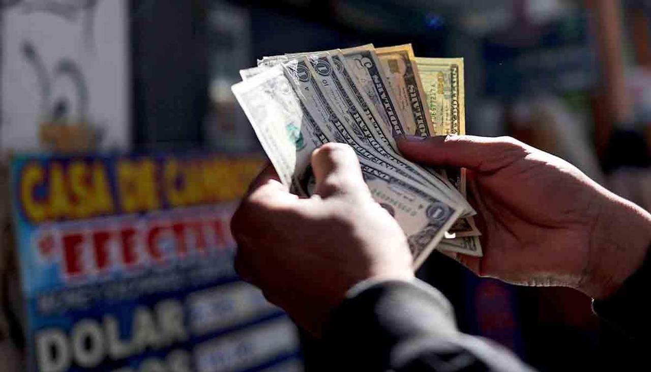 En un mes el dólar oficial subió Bs 2,42 y ya se cotiza en Bs 12,15; la nueva cotización surge un día después del acuerdo con el FMI
