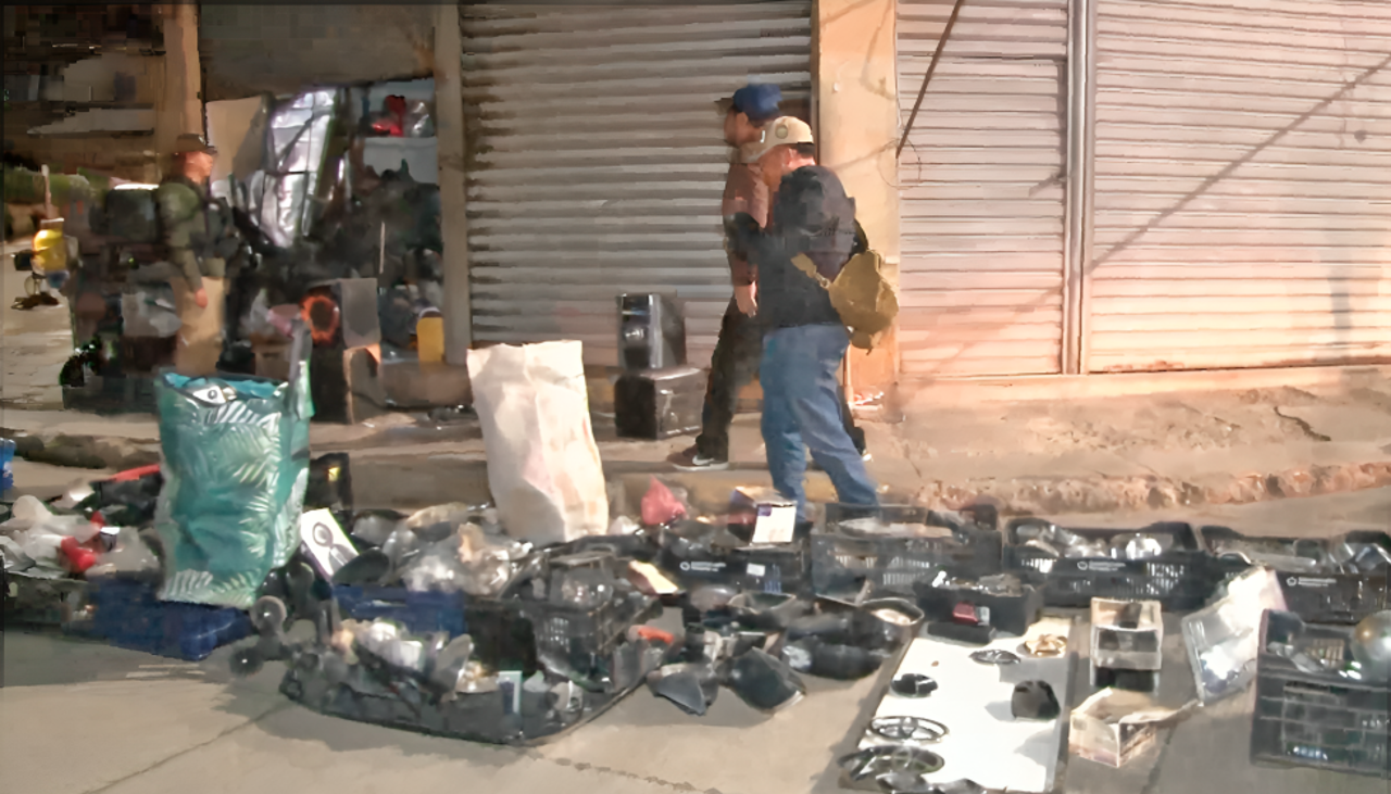 Hallan varios objetos de “dudosa procedencia” al interior de una tienda de autopartes, hay un aprehendido