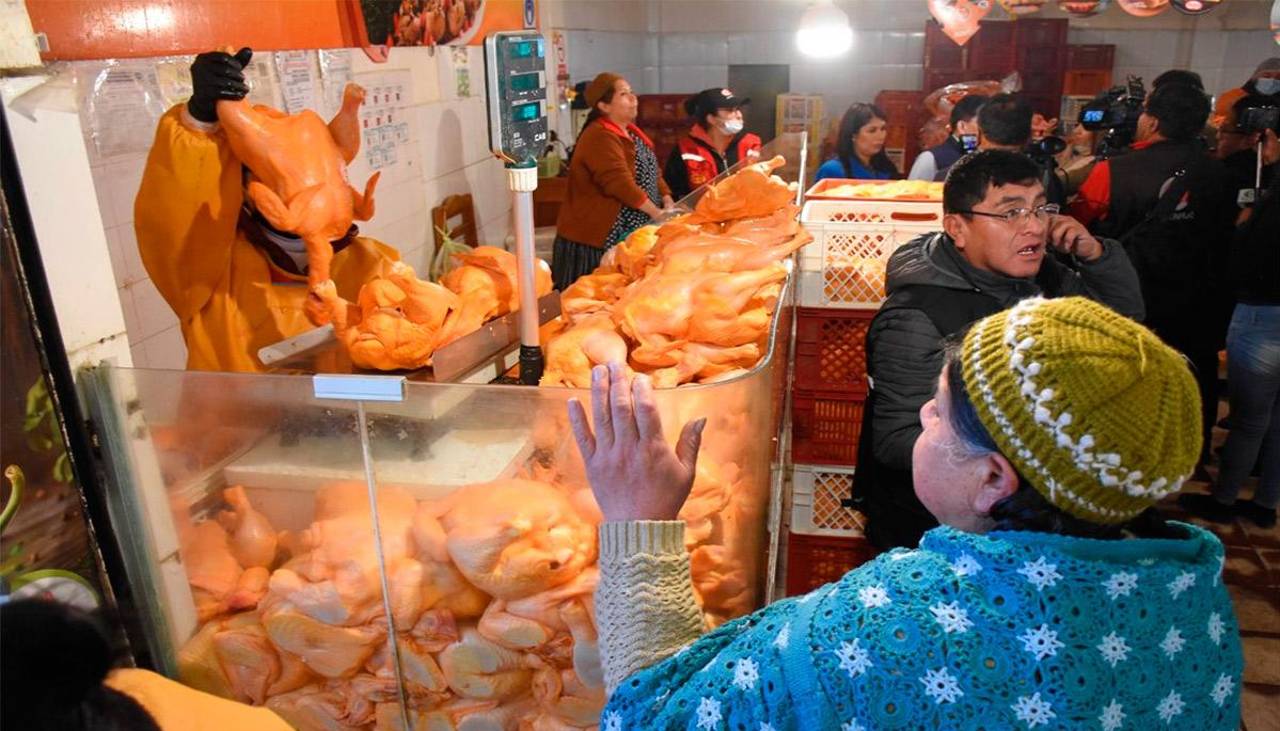 Comienza a bajar el precio del pollo y huevo en mercados de La Paz y El Alto, según comerciantes