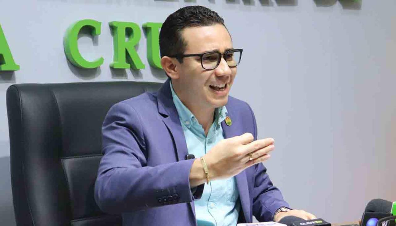 Difunden fotos de Zeballos en el traslado a la cárcel de El Abra con custodia de al menos cuatro policias