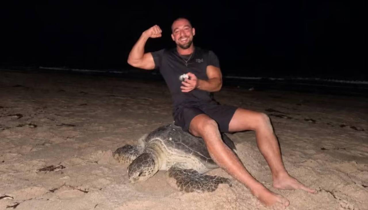 Video: Influencer causa indignación al tomarse una foto sentado sobre una tortuga
