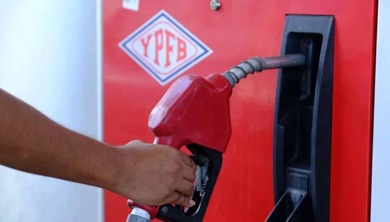 Filas en surtidores cruceños: Ministro dice que “se distribuirá gasolina en las próximas 48 horas”