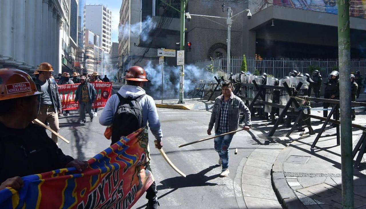 Movilizados acorralan a La Paz en una jornada violenta que dejó heridos; organismos se unen para concretar un diálogo