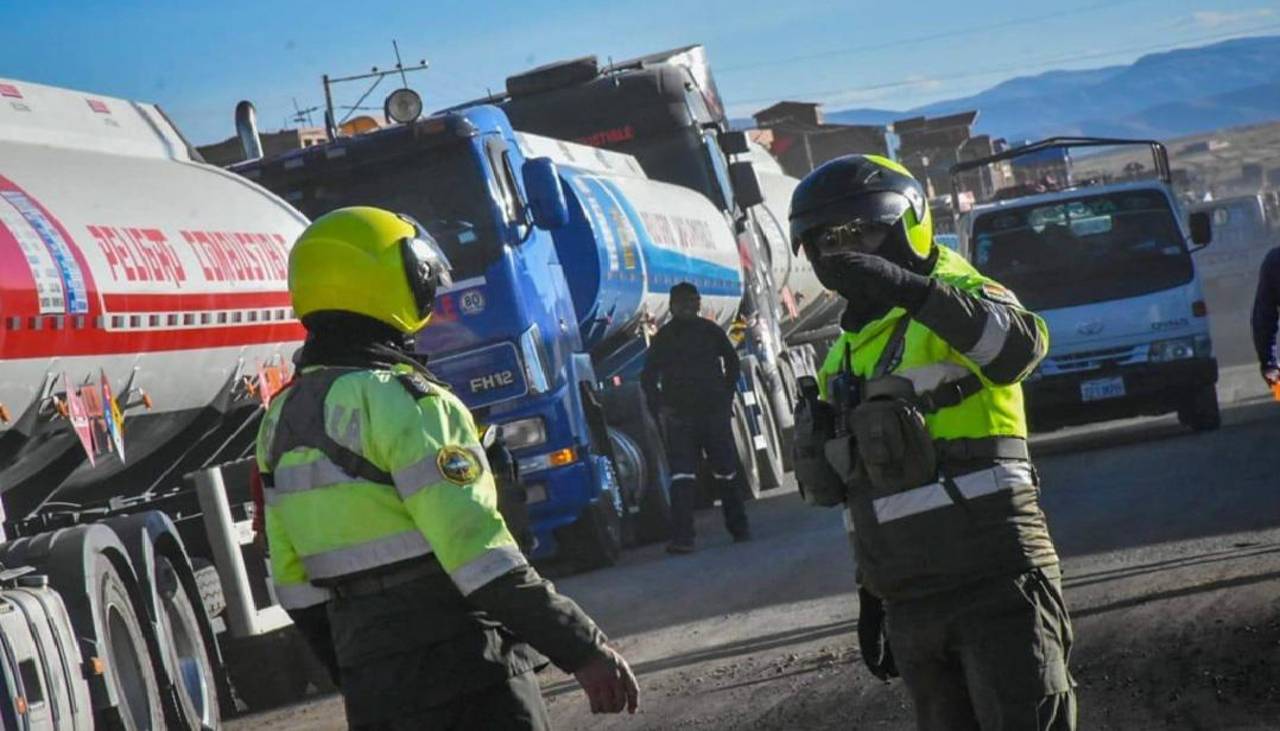 Hay 346 cisternas paradas en los bloqueos con un volumen de 8,9 millones de litros, según YPFB