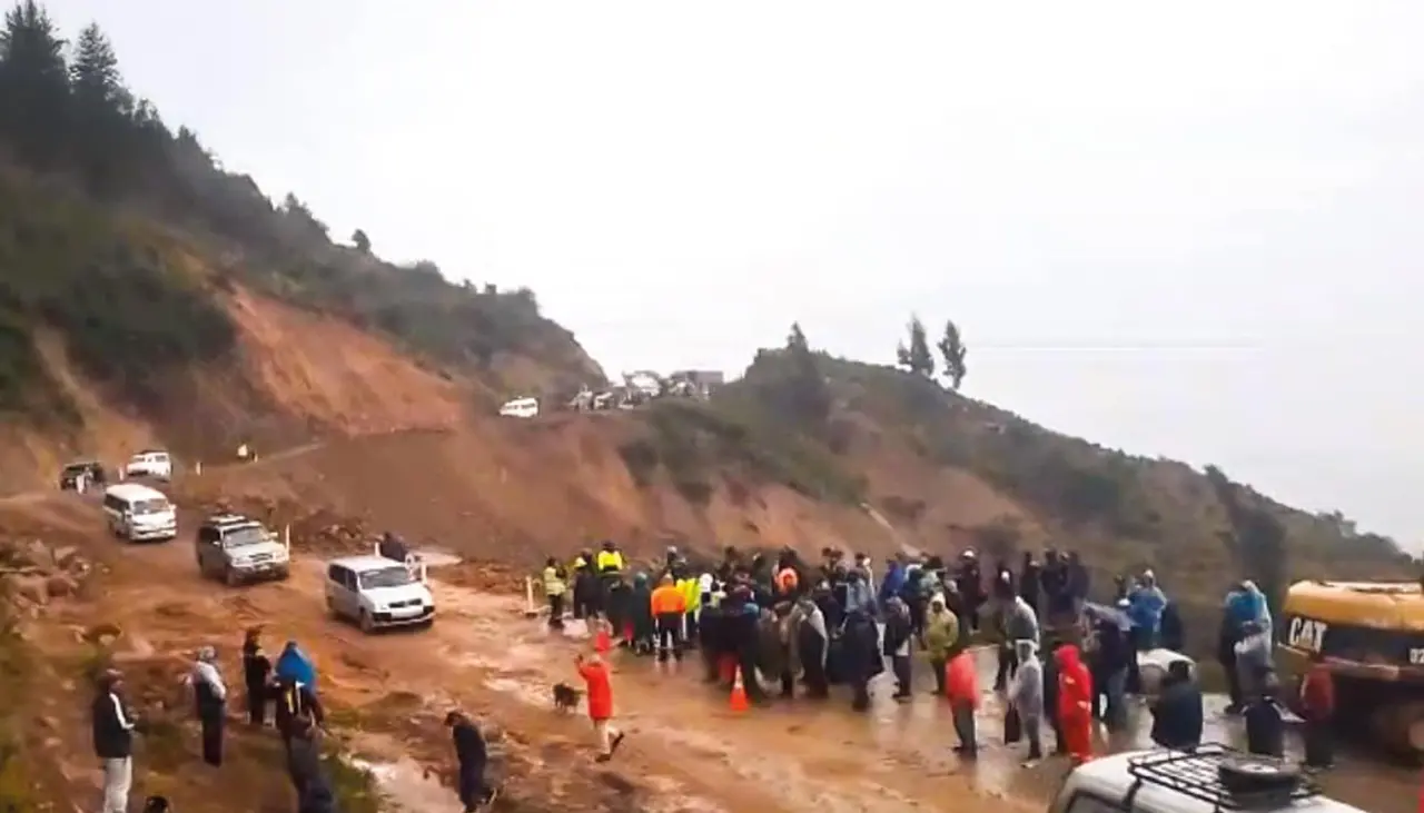 Vía Cochabamba - Oruro: habilitan de manera parcial el paso por Llavini tras deslizamiento de plataforma 