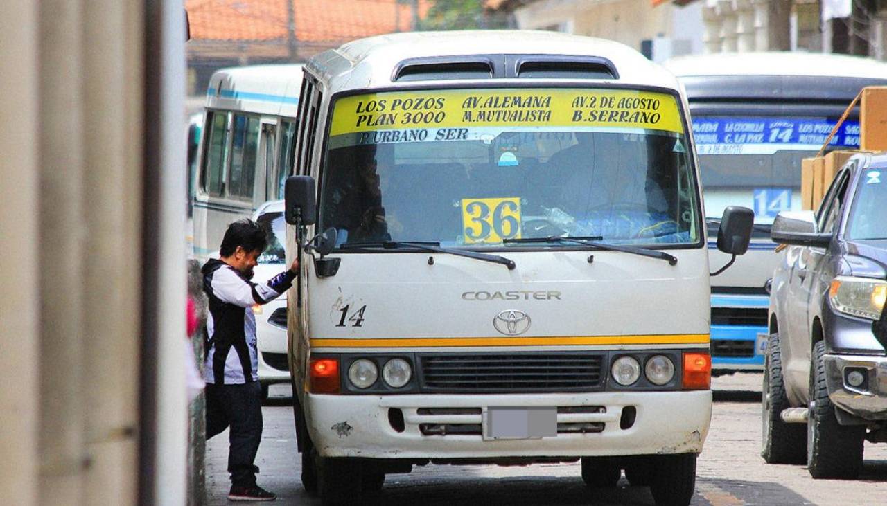 Santa Cruz: Solo el 40% del transporte urbano está trabajando ante la escasez de combustible, señala dirigente