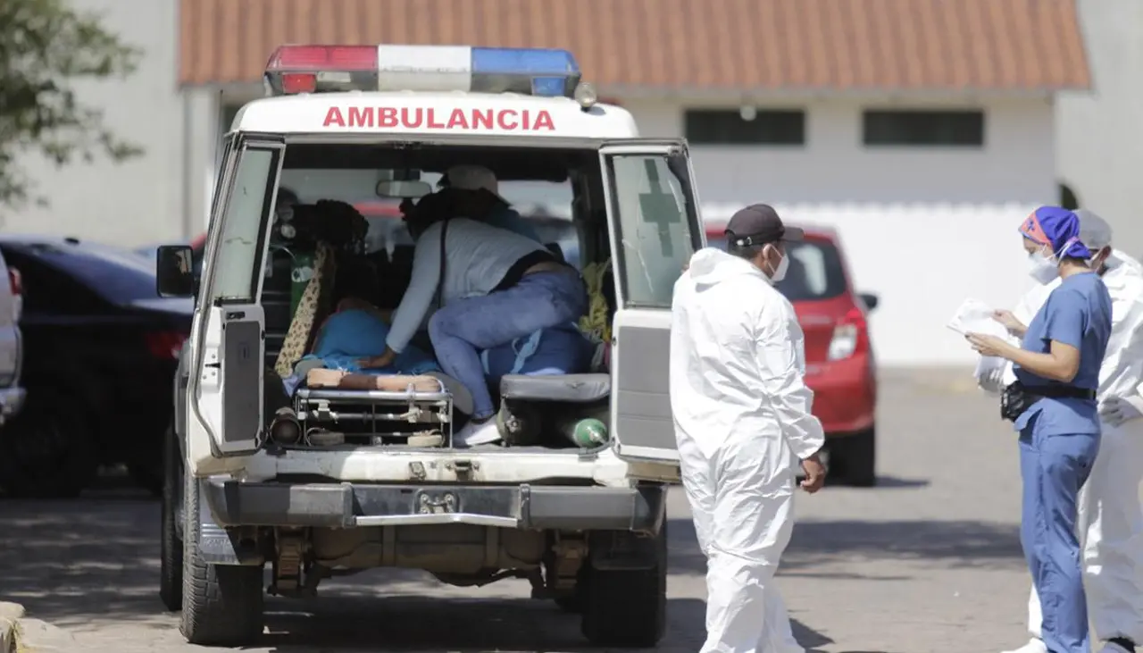 Mujer cae de un tercer piso y queda con fracturas y en terapia intensiva; su pareja es aprehendida, reporta la Policía 