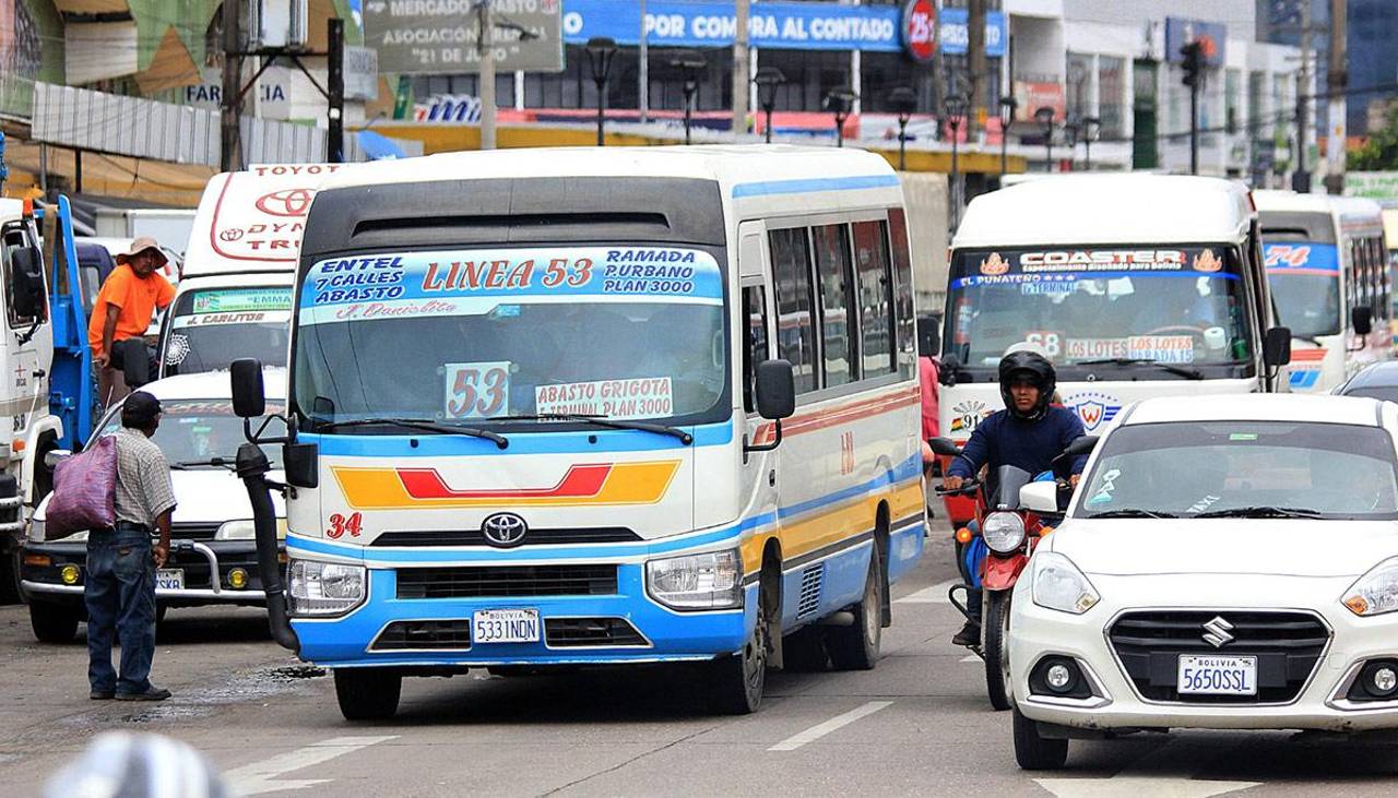 Micreros ratifican paro indefinido en Santa Cruz desde este lunes, día en el que se reinician las clases escolares